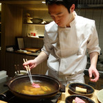 肉割烹 上 - しゃぶしゃぶを作っています