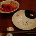 日本酒と肴と卵 猫と卵 - 突き出しの赤ウィンナーに小皿もネコちゃん