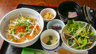 Kamakura No Gohan Yasan Ishiwata - 炙りサーモン（いくらのせ）定食
