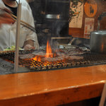 旨味太助 - 牛タンを焼いているところ