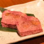 Yakiniku Horumon Sansuien - 厚切り生タン塩