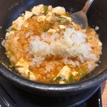 カルビ丼とスン豆腐専門店 韓丼 - ライスを入れて食べるのオススメ