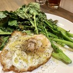 ナガタ店 - かき菜のカルボナーラ仕立て、目玉焼きを添えて