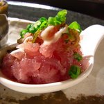鉄板焼 織部 - 前菜　まぐろタルタル。黒胡椒と胡麻油の香りが良い
