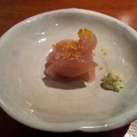 焼鳥 市松 - 比内地鶏の昆布〆（鳥のカラスミのっけ）