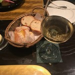 薪の音 - 白ワインとパン