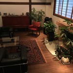 薪の音 - 居心地よくて、ここで雑誌をずっと読んでました。