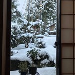 薪の音 - レストランのテーブルから見る外の景色