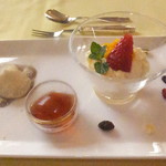 四川料理 桃源郷 - ２０１８温色健美ランチ　２１００円（税込）ヨーグルト入りマンゴー風味のムースと、わらび餅の黒酢入り黒蜜ソース添え【２０１８年２月】