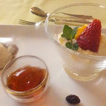 四川料理 桃源郷 - ２０１８温色健美ランチ　２１００円（税込）ヨーグルト入りマンゴー風味のムースと、わらび餅の黒酢入り黒蜜ソース添えのアップ【２０１８年２月】