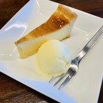 栗栗珈琲 - ランチにつけられるプチデザートのチーズケーキ