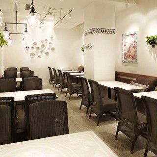 【オシャレな店内】白を基調としたオシャレで清潔感ある店内♪
