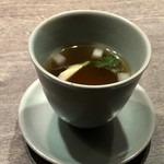 USHIGORO S. - ◆スープ 牛スジとスッポンを8時間煮込み旨味を凝縮した『スッポンと牛コンソメスープ 山菜添え』 円やかな味わいで美味しい。