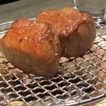 USHIGORO S. - 炭火でじっくりと火入れ醤油で仕上げた『神戸牛のタンステーキ フランス産ゲランド塩・酢橘・本山葵』