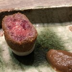 USHIGORO S. - ◆生牛メンチカツ カメノコ、ザブトンをバランス良く少し粗めに引き、玉ねぎを敢えて使用せずソースで表現した『生牛メンチカツ オニオンソース添え』 バターのコクと共に つなぎを使用していない「生のメンチカツ」、これは秀逸。玉葱ソースの甘味が合います。