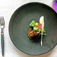 スミレオオサカ - 鹿肉のロースト~カベルネ・オニオンソース