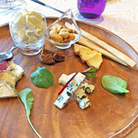 スミレオオサカ - ワインが余っていたから、チーズ盛りも追加★