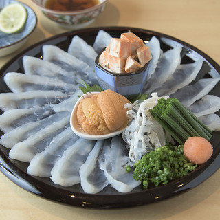 冬の食材満載。香箱かに、天然とらふぐ、天然クエ、白子など。