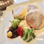 cafeとまり木 - 抹茶アイスと黒みつにフルーツを添えて