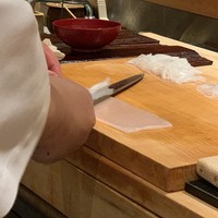 すし 喜邑 - 白烏賊の身を削ぐ親方