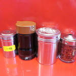 ラーメン二郎 - 卓上調味料