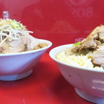 ラーメン二郎 - ＜参考＞ラーメン大＋野菜ニンニク（左）との比較