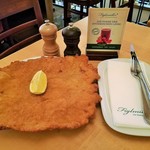 Figlmüller - お店の名物、豚ロースを使ったFiglmüller Schnitzel（単品）14.9ユーロ