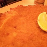 Figlmüller - 黄金色の衣はサラサラきめ細かくカリッカリ、レモンを絞ったり塩胡椒のミルで味を調整