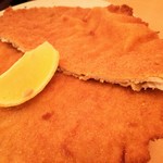 Figlmüller - 直径約30㎝と巨大だけど、薄く伸ばした上質な豚ロースで脂身がないのであっさり軽い！