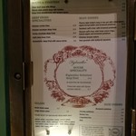 Figlmüller - 本店入口にあったメニュー、中央にあるのが豚肉を使った直径約30㎝の名物シュニッツェル