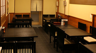 日本橋いづもや - 別館テーブル席です。全テーブルアクリル板設置済み。