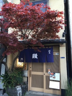 日本橋いづもや - 本館お座敷玄関は江戸通りに面しています。