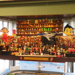 Kafe Go Bangai - 店内にはフィギュアがいっぱい