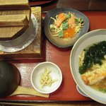 ニユートーキヨー　庄屋 - 鮭とイクラの親子釜飯とちくわ天入りわかめうどん　全体