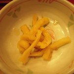 鮭とイクラの親子釜飯とちくわ天入りわかめうどん　お漬け物　