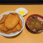 とんかつ太郎 - カツ丼（5枚）1,050円＋みそ汁100円
