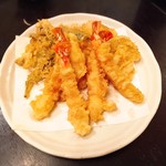 かっすい亭 - 天ぷら盛り合わせ。海老多め？^_^