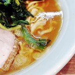 横浜家系 せいせき家 - 醤油感強めのスープ。