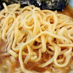 横浜家系 せいせき家 - 麺はもちろん酒井製麺。少し縮れてました。