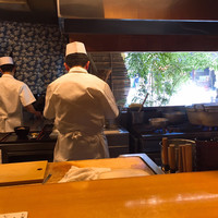 板前心 菊うら - はめ込み窓から光が刺して料理が余計に映える