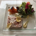 ミクニ ヨコハマ - スペイン産ウサギのテリーヌ キャロットラペ、サラダ、マスタード添え 横浜冬野菜
