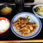 かりん亭 - 生姜焼肉定食800円。