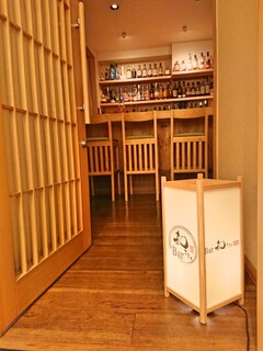 Bar Wagokoro Akasaka - 和格子の扉を開けると和を基調にした空間がお迎えします