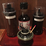 酒肴 新屋敷 - 卓上の調味料。この写真だけでお店の凄さがわかると思う。