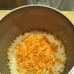 御料理 古川 - 桜海老の炊き込み御飯♪香りがすこぶる強く、こりゃ美味しかったです(^^♪