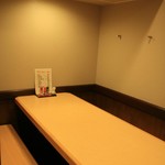 豚丼のはなとかち - 8人テーブルです。