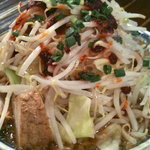 豪ーめん - 盛岡で二郎インスパイア!?と意気込んだものの、麺／スープ／豚ともに別物な辛豪ーめん750円。店内は小綺麗で女性客でも入店しやすい感じ。