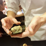 華丸吉日 - 蟹味噌の蟹の握り、焼きたてのノリで