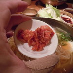 炭火焼肉 筵 - ●冷麺の後半にはキムチを投入