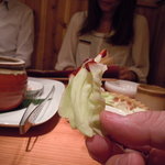 炭火焼肉 筵 - ●キャベツは美味しい特製味噌をつけて食べるのだ